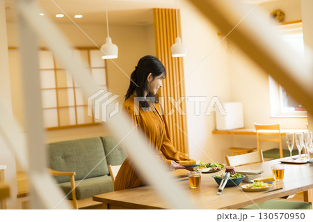 食事を配膳する女性 130570950