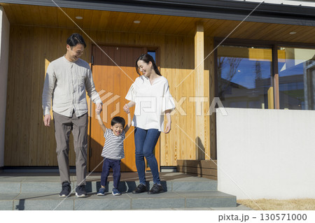 家の前に立つ家族 家の前に立つ家族 130571000