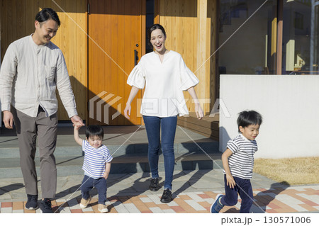 家の前に立つ家族 家の前に立つ家族 130571006