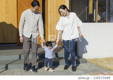 家の前に立つ家族 家の前に立つ家族 130571009