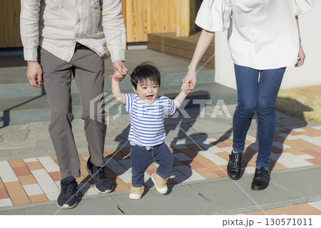 家の前に立つ家族 家の前に立つ家族 130571011