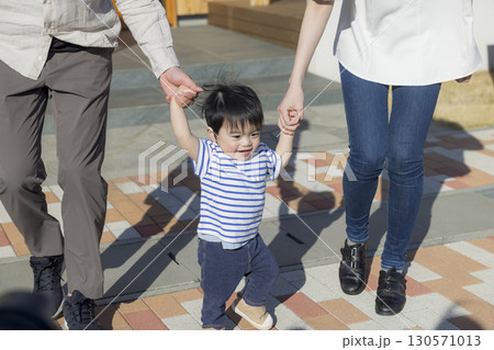 家の前に立つ家族 家の前に立つ家族 130571013