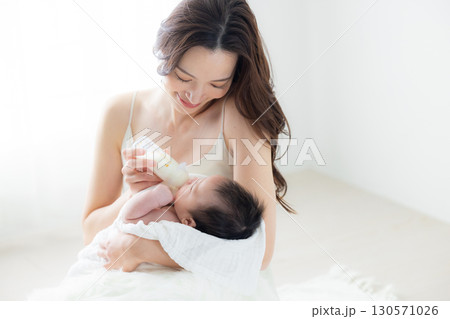 赤ちゃんとお母さん 　 130571026