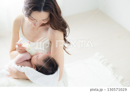 赤ちゃんとお母さん 　 130571029