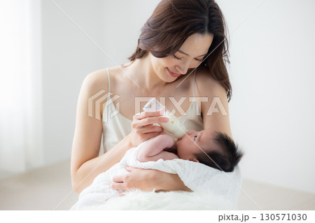 赤ちゃんとお母さん 　 130571030