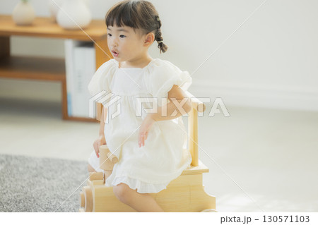 おもちゃで遊ぶ女の子 おもちゃで遊ぶ女の子 130571103