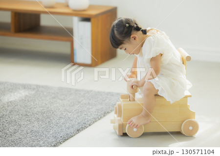 おもちゃで遊ぶ女の子 130571104