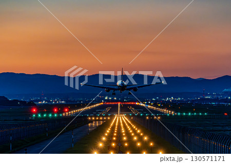 夕焼けの中空港へ着陸する旅客機　飛行機　トワイライト 130571171