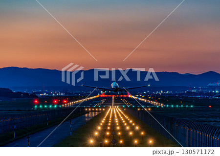 夕焼けの中空港へ着陸する旅客機　飛行機　トワイライト 130571172