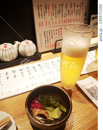 鮨屋で飲むビール 130571509