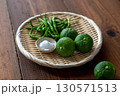 青柚子と青唐辛子（柚子胡椒） 130571513