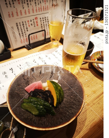 寿司屋で飲むビール 130571521
