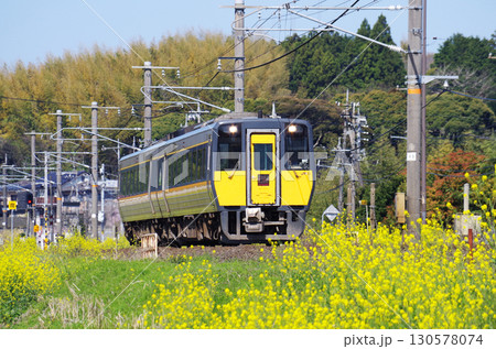 黄色い菜の花が満開の山陰本線をキハ187系ディーゼル特急スーパーまつかぜ号が駆け抜ける光景 黄色い菜の花が満開の山陰本線をキハ187系ディーゼル特急スーパーまつかぜ号が駆け抜ける光景 130578074