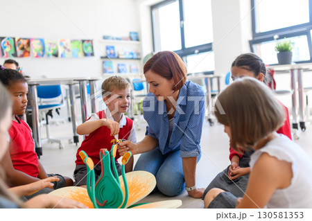 Interactive science teaching with children in primary class. Interactive science teaching with children in primary class. 130581353