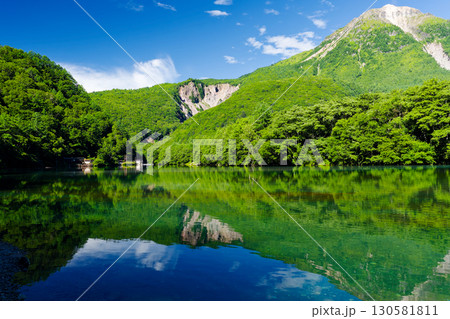 上高地 大正池に映る焼岳と夏の絶景 上高地 大正池に映る焼岳と夏の絶景 130581811