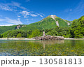 梓川の清流と焼岳が織りなす上高地の夏景色 130581813