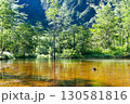 上高地 田代池に広がる水面と森林の美しい風景 130581816