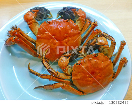 旬は秋冬。脂がのったカニは最高に美味、上海蟹と同族のモクズガニの塩茹での写真 旬は秋冬。脂がのったカニは最高に美味、上海蟹と同族のモクズガニの塩茹での写真 130582455