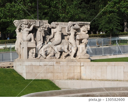 パリ観光 130582600