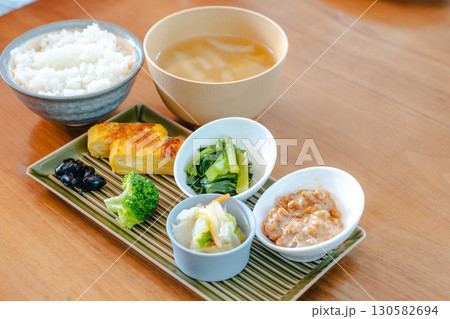 和食の朝食 ご飯と味噌汁 納豆と卵焼き 130582694