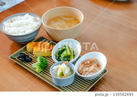 和食の朝食 ご飯と味噌汁 納豆と卵焼き 130582695