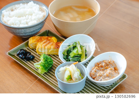 和食の朝食 ご飯と味噌汁 納豆と卵焼き 和食の朝食 ご飯と味噌汁 納豆と卵焼き 130582696