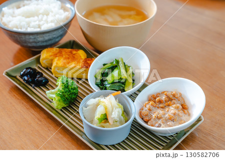 和食の朝食 ご飯と味噌汁 納豆と卵焼き 130582706