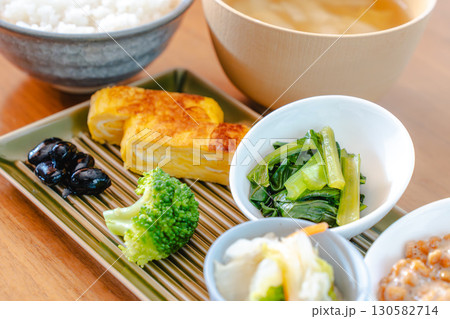 和食の朝食 ご飯と味噌汁 納豆と卵焼き 和食の朝食 ご飯と味噌汁 納豆と卵焼き 130582714