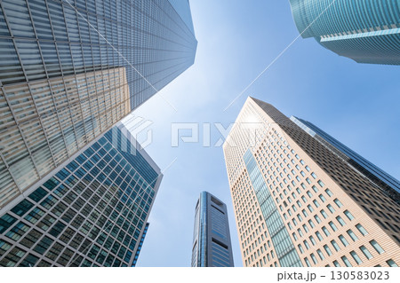 高層ビルを見上げるオフィス街の風景 高層ビルを見上げるオフィス街の風景 130583023