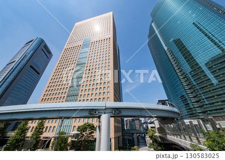 高層ビルを見上げるオフィス街の風景 130583025