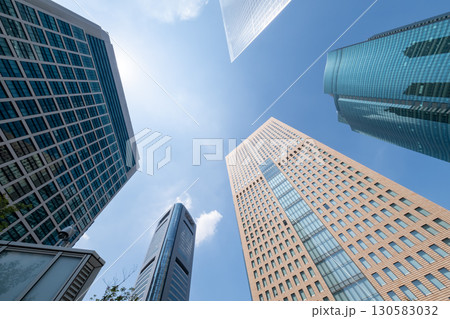 高層ビルを見上げるオフィス街の風景 130583032