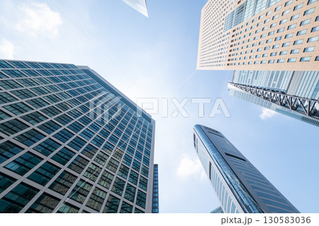 高層ビルを見上げるオフィス街の風景 高層ビルを見上げるオフィス街の風景 130583036