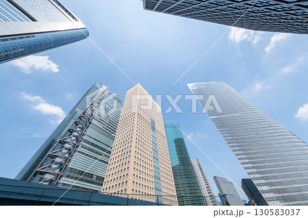 高層ビルを見上げるオフィス街の風景 高層ビルを見上げるオフィス街の風景 130583037