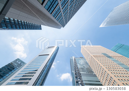 高層ビルを見上げるオフィス街の風景 130583038