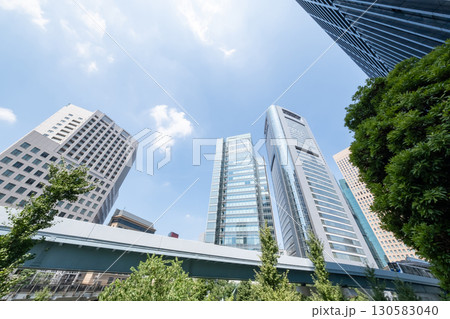 高層ビルの間を走る東京臨海新交通臨海線 高層ビルの間を走る東京臨海新交通臨海線 130583040