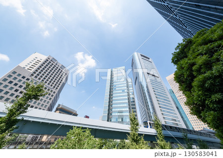高層ビルの間を走る東京臨海新交通臨海線 高層ビルの間を走る東京臨海新交通臨海線 130583041
