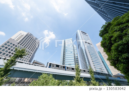 高層ビルの間を走る東京臨海新交通臨海線 高層ビルの間を走る東京臨海新交通臨海線 130583042