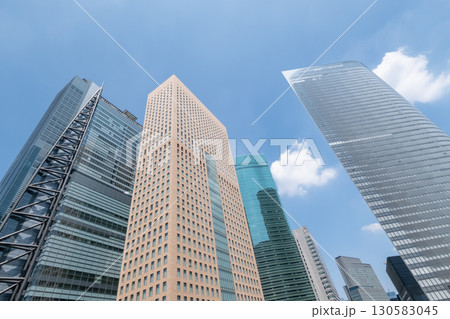 高層ビルを見上げるオフィス街の風景 130583045
