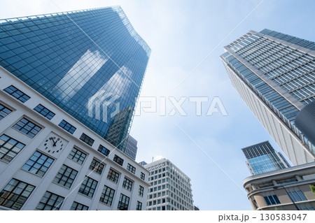 高層ビルを見上げるオフィス街の風景 130583047