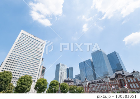 東京駅と高層ビルの風景 130583051