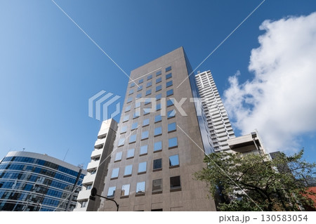 高層ビルを見上げるオフィス街の風景 高層ビルを見上げるオフィス街の風景 130583054