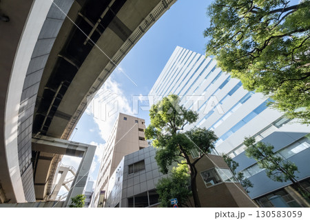 ビルの谷間を走る首都高速道路 130583059