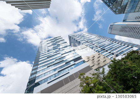 高層ビルを見上げるオフィス街の風景 130583065