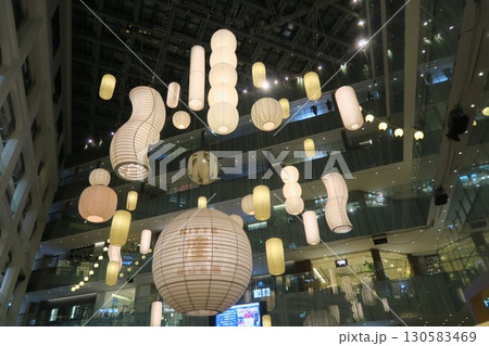 KITTE座の提灯を見上げる人々 130583469
