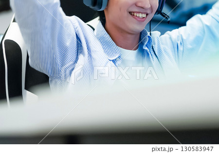 　ゲーミングキーボードでパソコンゲームに熱中する男子 130583947