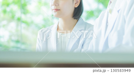 白衣の女性たち 130583949