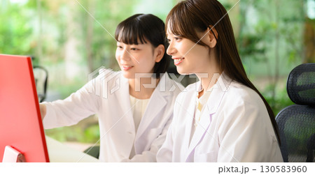 白衣の女性たち 130583960