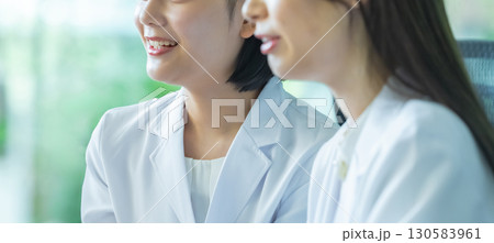 白衣の女性たち 130583961