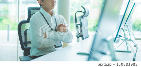 仕事をする男性 130583985