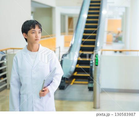 白衣を着た人物ポートレート 130583987